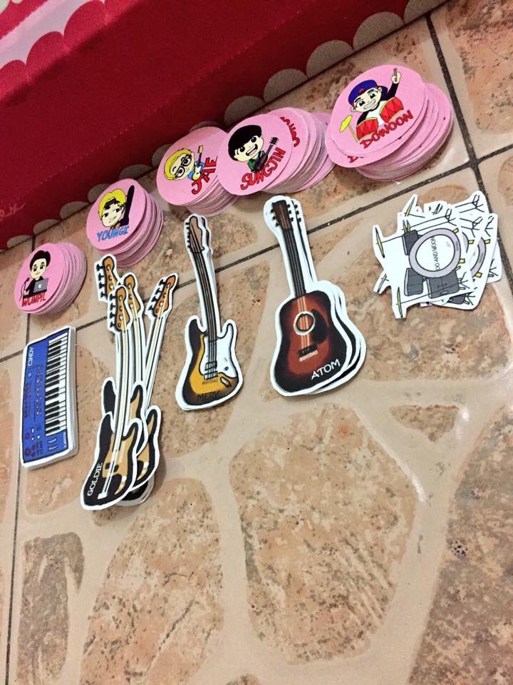 DAY6Philippines's tweet photo. Wasn’t able to attend #KOSMOS2018 but want these merch? Don’t worry! We’re now selling it online.
Prices:
Mini Posters - 70
Chibi sticker set - 60
Instrument sticker set - 60
DAY6 fans - 90
SF not yet included. Just DM us if you’re interested. https://t.co/3gbPtQnBqp