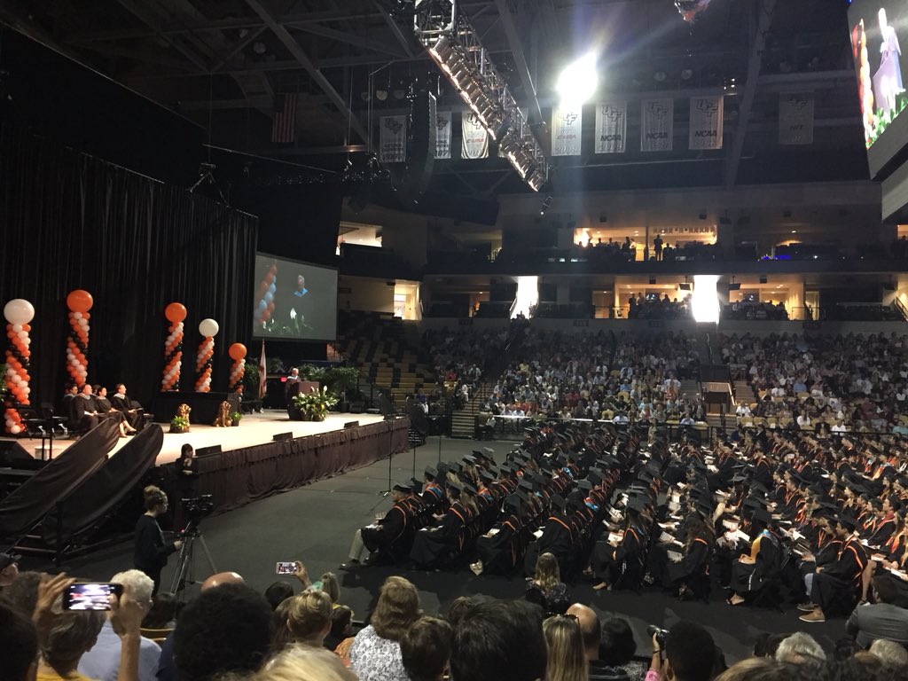 oviedoband's tweet photo. Congratulations to our 2018 Graduates! 🎓 https://t.co/K0e7LZbm7y