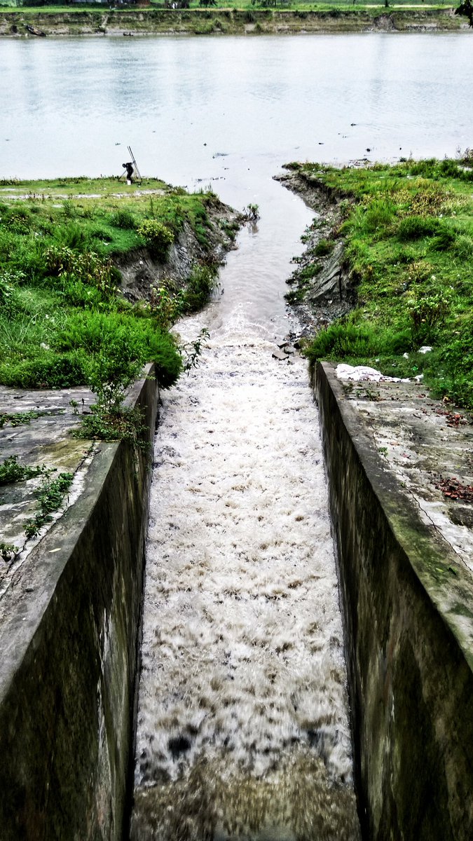 DebDibash's tweet photo. Discharge of sewage,garbage killing rivers everywhere everyday #old_Brahmaputra #transboundary_river
#Y4WaterCooperation @RiversTROSA @riverine_people @OxfaminBD @GUKGaibandha #CNRS https://t.co/eQtJRtQ8TC