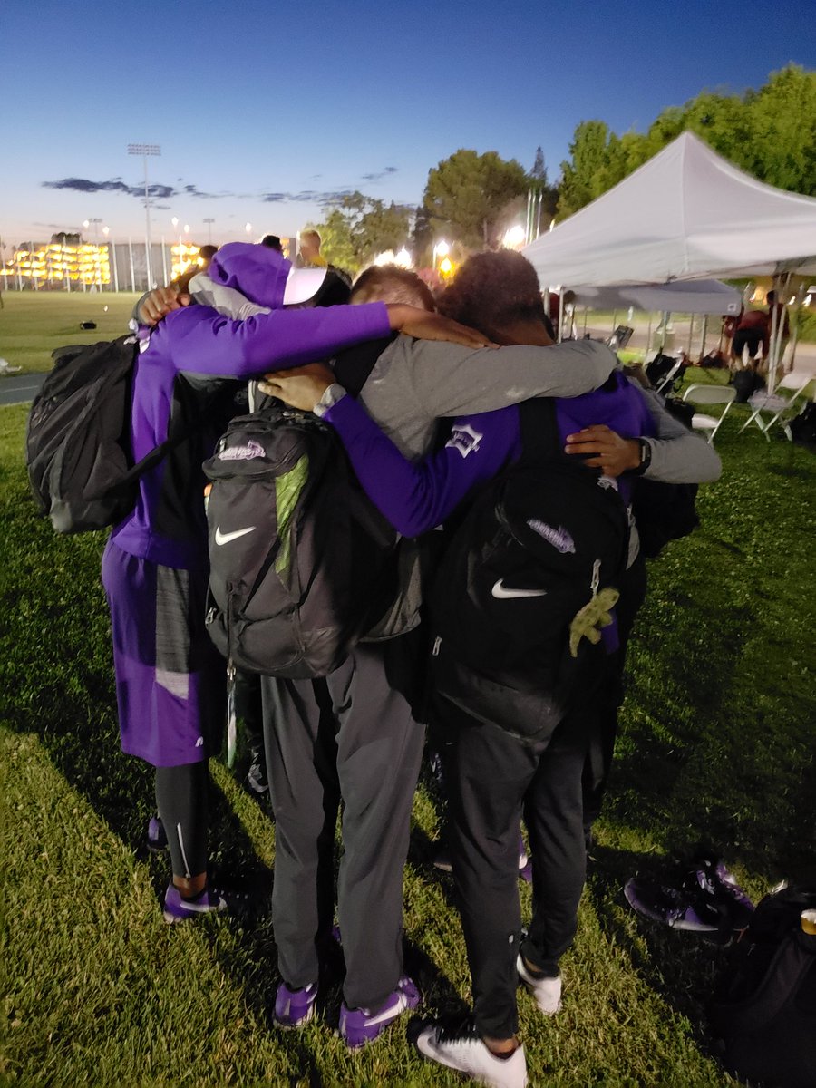 ACU_TFXC's tweet photo. The Wildcats are prayed up and ready to roll in the 4x400m relay, coming up next. #ACUTF #GoWildcats #NCAATFWest https://t.co/1V3EWiJDHa
