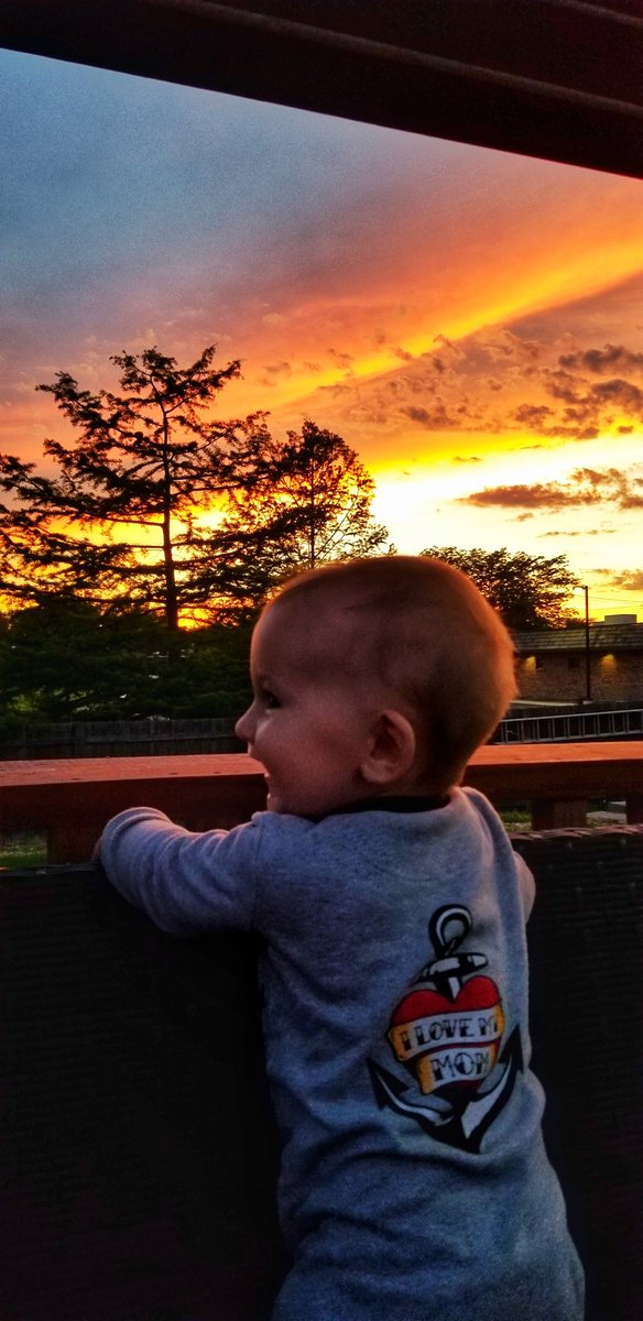 Gypsy19211412's tweet photo. Sunset was beautiful tonight! First time Levi standing on his own too loving life. https://t.co/9m5mM2KAVx