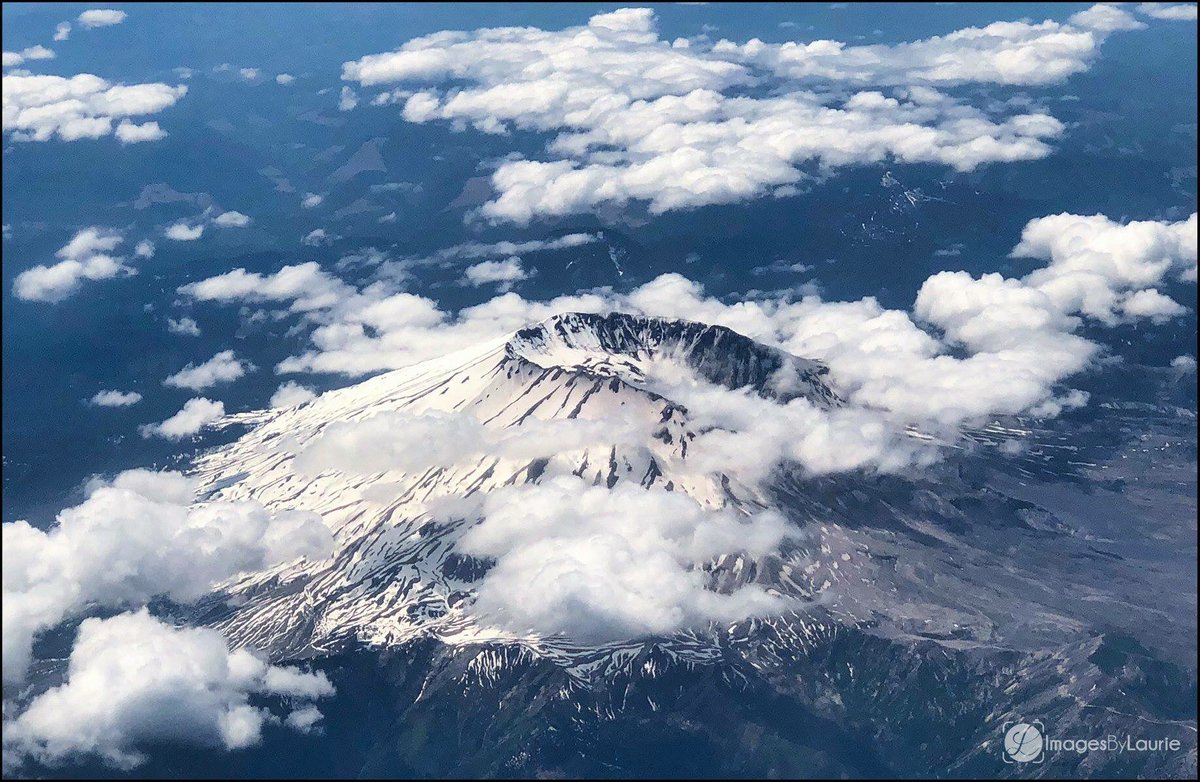 lauriearubin's tweet photo. Flying over Mt. St. Helens. What a spectacular view from the airplane! Glad I was sitting on the right side, window seat on the way back. Taken with my iPhone X. #mtsthelens #volcano #windowseat https://t.co/fkkZQi0Zsy