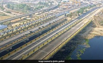 #PMModi dedicates 2 new #highways 2 the nation:
- Delhi-Meerut Expressway &
- Eastern Peripheral Expressway.

Features of EasternPeripheral-
1st SmartAndGreen #expressway 
Built in 17 months 
Cost- Rs 11000 crore
135 Km length
Lit by #SolarPower
#RainWaterHarvesting on each 500m.