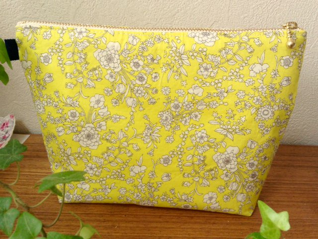 いろは リバティ生地のファスナーポーチ 服作ったときに使った残り布だけど さすがのリバティ 小さくてもカワイイ ハンドメイド ポーチ ハンドメイドポーチ 手作り Handmade かわいい生地 Liberty ファスナーポーチ リバティ リバティ