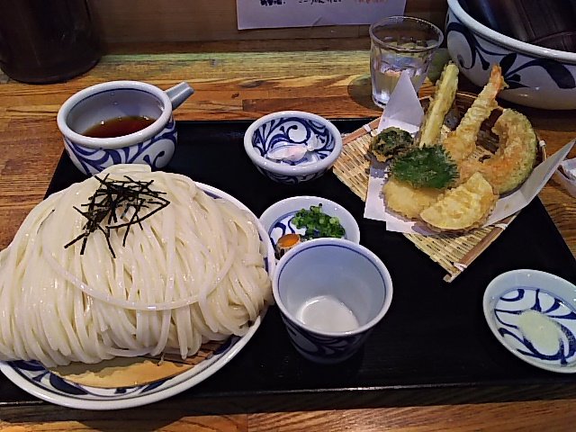 キャプテン No Twitter オイル交換に外出たついでに丸亀の石川うどんへ うどラヂで話題になった大に挑戦 天ざるうどんの大 予想の遥か上をいくボリュームでした なんとか完食しましたがメニューをみると大の上に特大が この上に更に1玉乗るそうです 汗 キャプテン No Twitter オイル交換に外出たついでに丸亀の石川うどんへ うどラヂで話題になった大に挑戦 天ざるうどんの大 予想の遥か上をいくボリュームでした なんとか完食しましたがメニューをみると大の上に特大が この上に更に1玉乗るそうです 汗