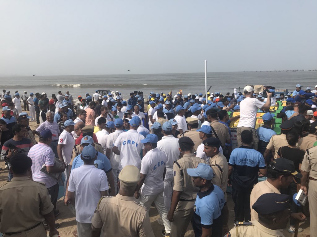 manoranjana's tweet photo. Kudos to Mumbaikars ! Saw unparalleled enthusiasm unleashed with dynamic @AfrozShah1 cleaning up #VersovaBeach with thousands of untiring volunteers to #BeatPlasticPollution. Unwavering energy spilling over #GreenGoodDeeds @drharshvardhan @ErikSolheim @UNEnvironment @deespeak https://t.co/Xu5hVIwq3i