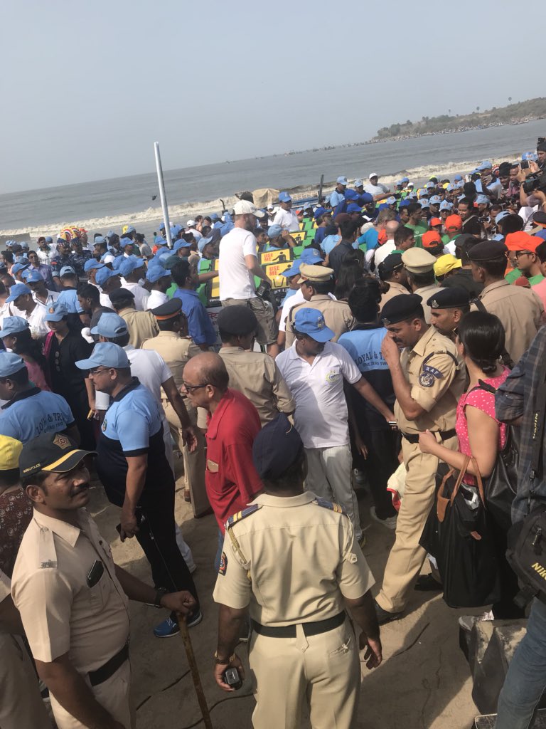 manoranjana's tweet photo. Kudos to Mumbaikars ! Saw unparalleled enthusiasm unleashed with dynamic @AfrozShah1 cleaning up #VersovaBeach with thousands of untiring volunteers to #BeatPlasticPollution. Unwavering energy spilling over #GreenGoodDeeds @drharshvardhan @ErikSolheim @UNEnvironment @deespeak https://t.co/Xu5hVIwq3i