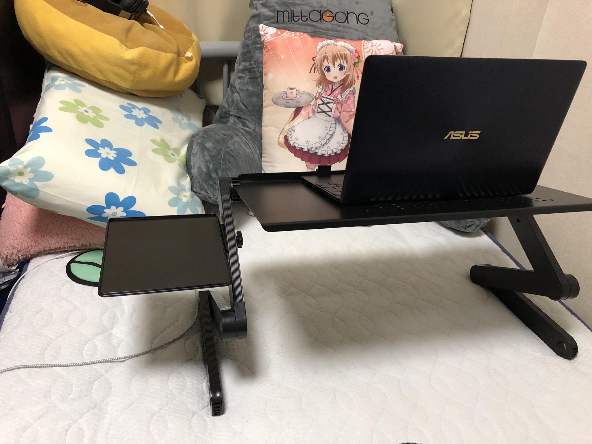 塵箱乃芥 Pa Twitter 背もたれクッションとノートpcスタンドのお陰で部屋の一角 ベッド上 が最強になった T Co Lbjwrmeyqu Twitter