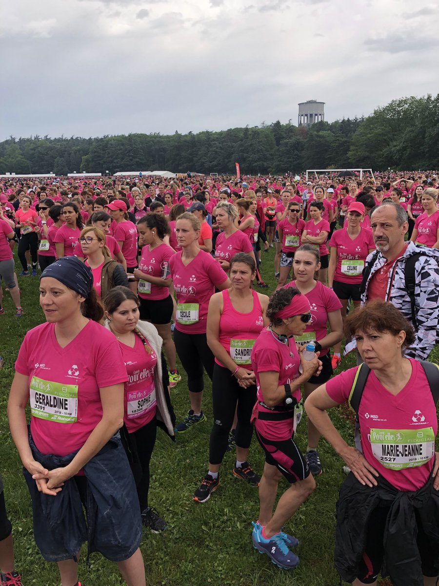 #courirpourelles c’est parti. Course de femmes contre le cancer. On est prêtes avec les copines #pink #lyon #girlpower 🌸👚👛🌷