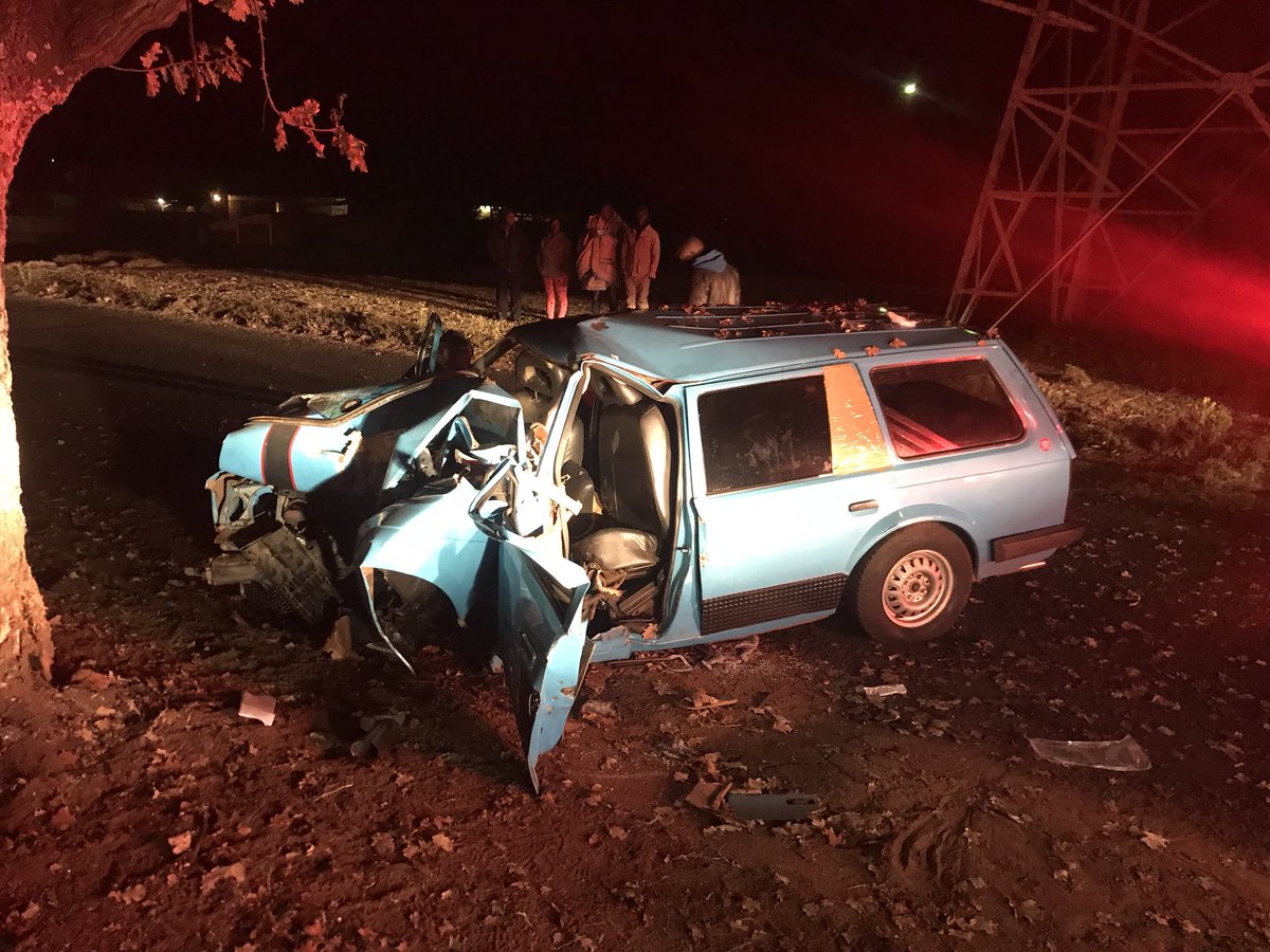 LeanderMedic's tweet photo. MVA in Carletonville left 4 injured after a car collided with a tree,1 airlifted by ER24 & 3 others to various hospitals @ER24EMS @FatalMoves @GTP_Traffstats @GPSmedic #flightshare #er24hems https://t.co/LhovsCnfOz