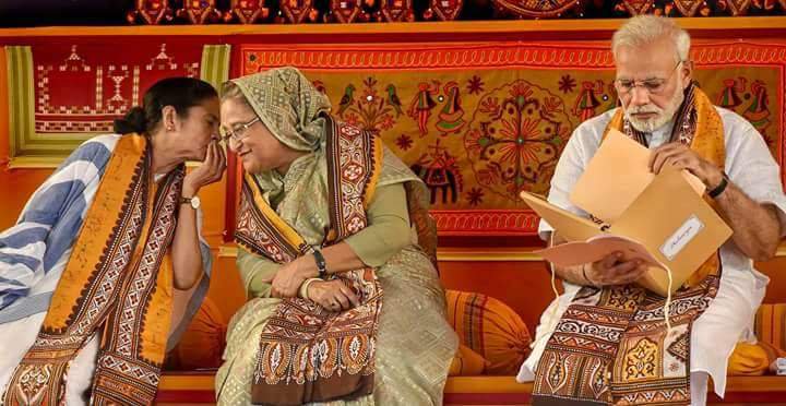 Patil_g_'s tweet image. याला फाईल मधलं काय घंटा समजणा, फक्त फोटो साठी पोज देतोय. #ModiReportCard