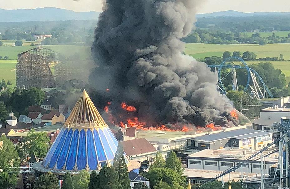 lalsace's tweet photo. #Allemagne Gigantesque incendie à #EuropaPark : le parc ouvert ce dimanche, ce que l'on sait ce matin ►https://t.co/gcTtEHq3WE https://t.co/eup0GMtmg8