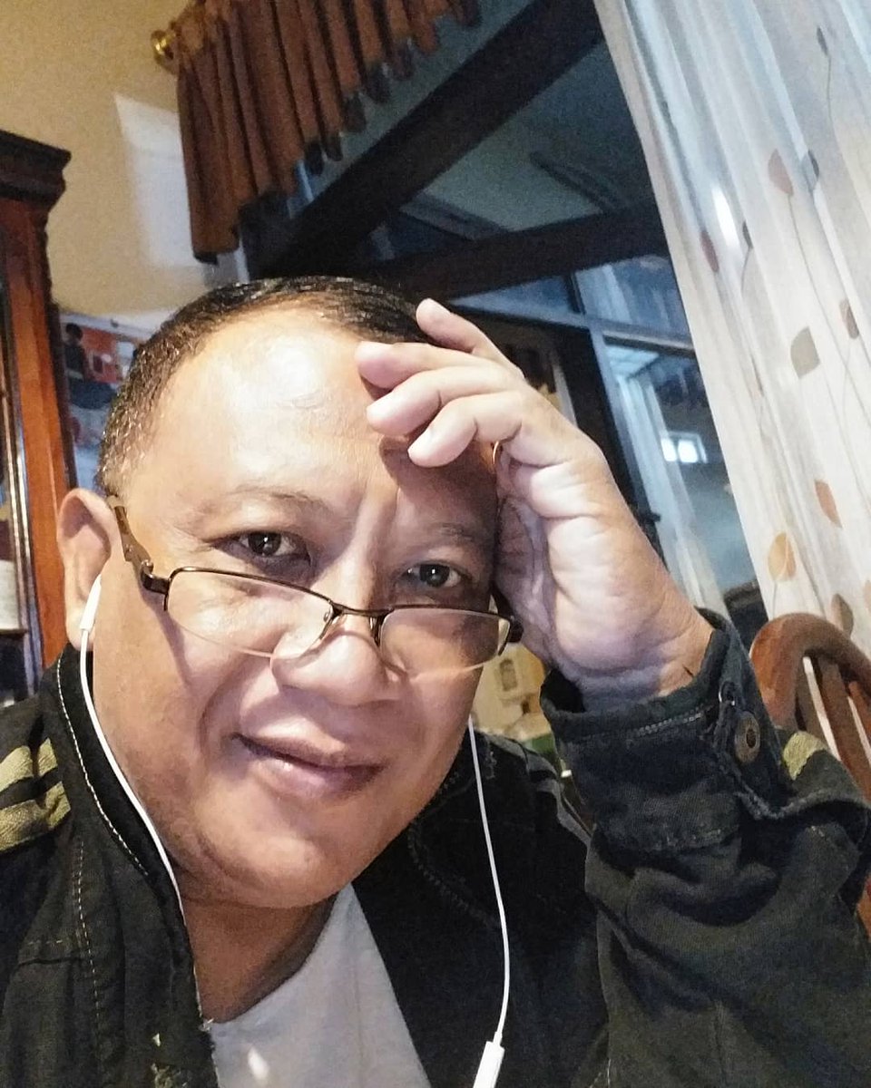PakBeno's tweet photo. Keluhuran budinya begitu ampuh. Menyapaku di hampir sepanjang hari. Pun di saat ini. Menggelitik dan memerintah bibir untuk senantiasa tersenyum. Begitu halus dan  meneduhkan. Terima kasih telah menularkan kebaikan... 😊🙏🌻⚘ Selamat siang dan berhari Minggu kawan... https://t.co/oJytLoOjl9