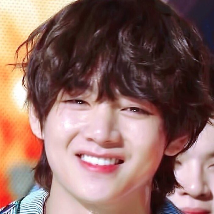 harleytae's tweet photo. taehyung’s honey cheeks have become so round recently it’s the CUTEST thing don’t fight me https://t.co/yeq2ONlXHO