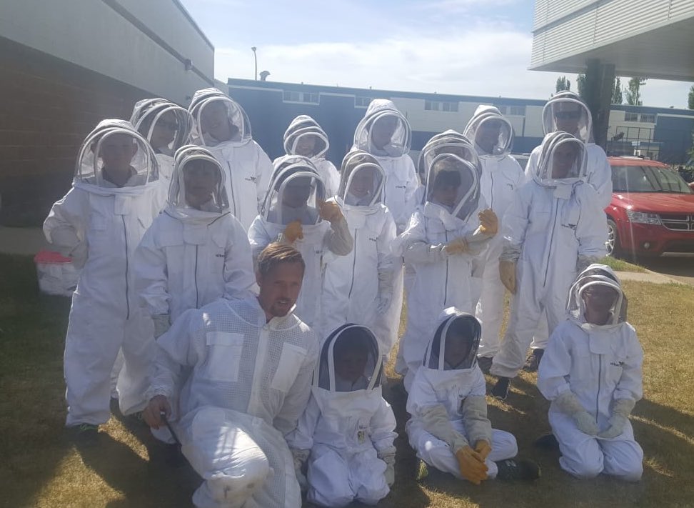 lolacanola67's tweet photo. @NorthlandsAg #4H Club hung out today with bees & beekeeper @DustinBajer @4halberta #Exploring4H #firstyear #finalmodule https://t.co/yALG3i4pYr