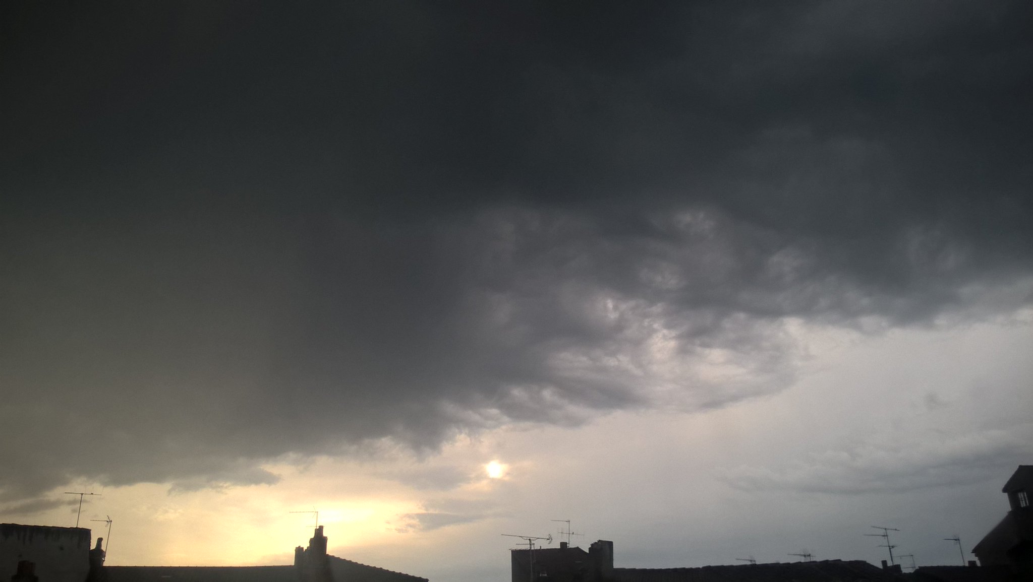 @KeraunosObs Orage matinale sur le Brivadois cellule assez actif maintenant 7h41, direction est nord-est, tonnerre en continue. PS: Sur votre carte en temps réel mon témoignage est à 7h19 et pas 5h19 votre programme bug parfois. https://t.co/JwmckpY14S