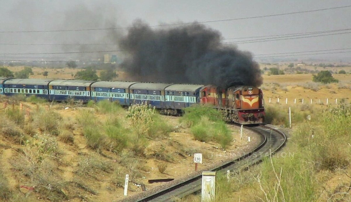 Hardcore Smoking GTL WDM3D Twins Hauling 17624 Bikaner - Nanded Express 🔥
#trainspotting #trains #IndianRailways #Railways