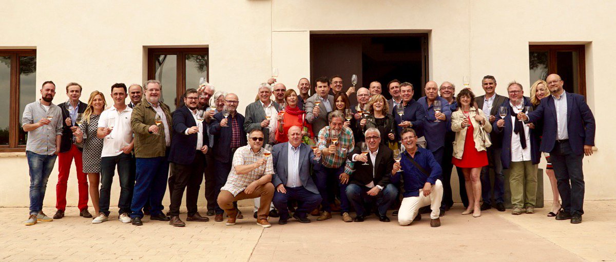 HispanoSuizas's tweet image. Brindamos con todos los compañeros de la prensa especializada en una nueva edición del #Botillo de @HispanoSuizas donde el gran @LeoHarlem fue distinguido como Berciano de honor. Corazones de León latiendo con alegría y entusiasmo en tierra valenciana #vino #cava