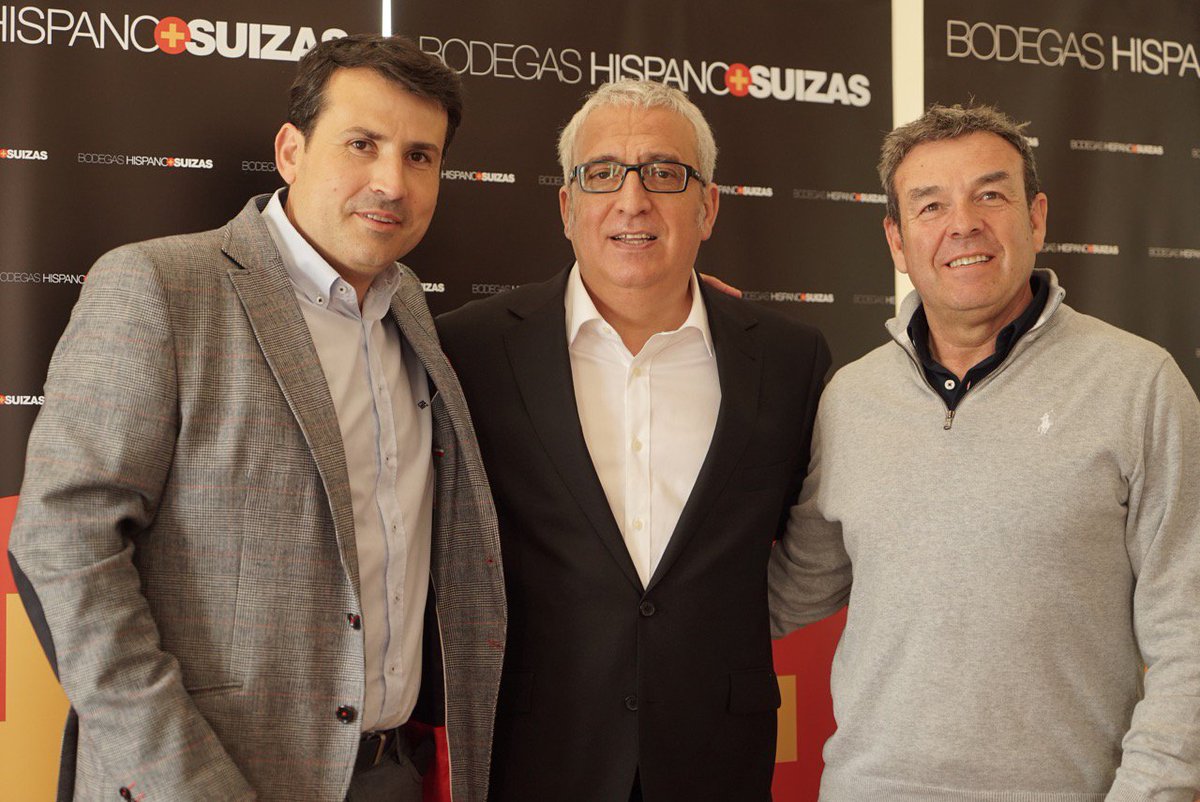 HispanoSuizas's tweet image. Brindamos con todos los compañeros de la prensa especializada en una nueva edición del #Botillo de @HispanoSuizas donde el gran @LeoHarlem fue distinguido como Berciano de honor. Corazones de León latiendo con alegría y entusiasmo en tierra valenciana #vino #cava