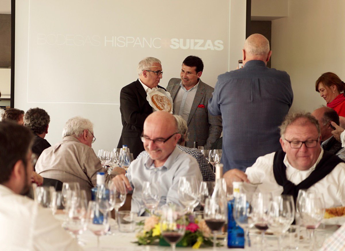 HispanoSuizas's tweet image. Brindamos con todos los compañeros de la prensa especializada en una nueva edición del #Botillo de @HispanoSuizas donde el gran @LeoHarlem fue distinguido como Berciano de honor. Corazones de León latiendo con alegría y entusiasmo en tierra valenciana #vino #cava
