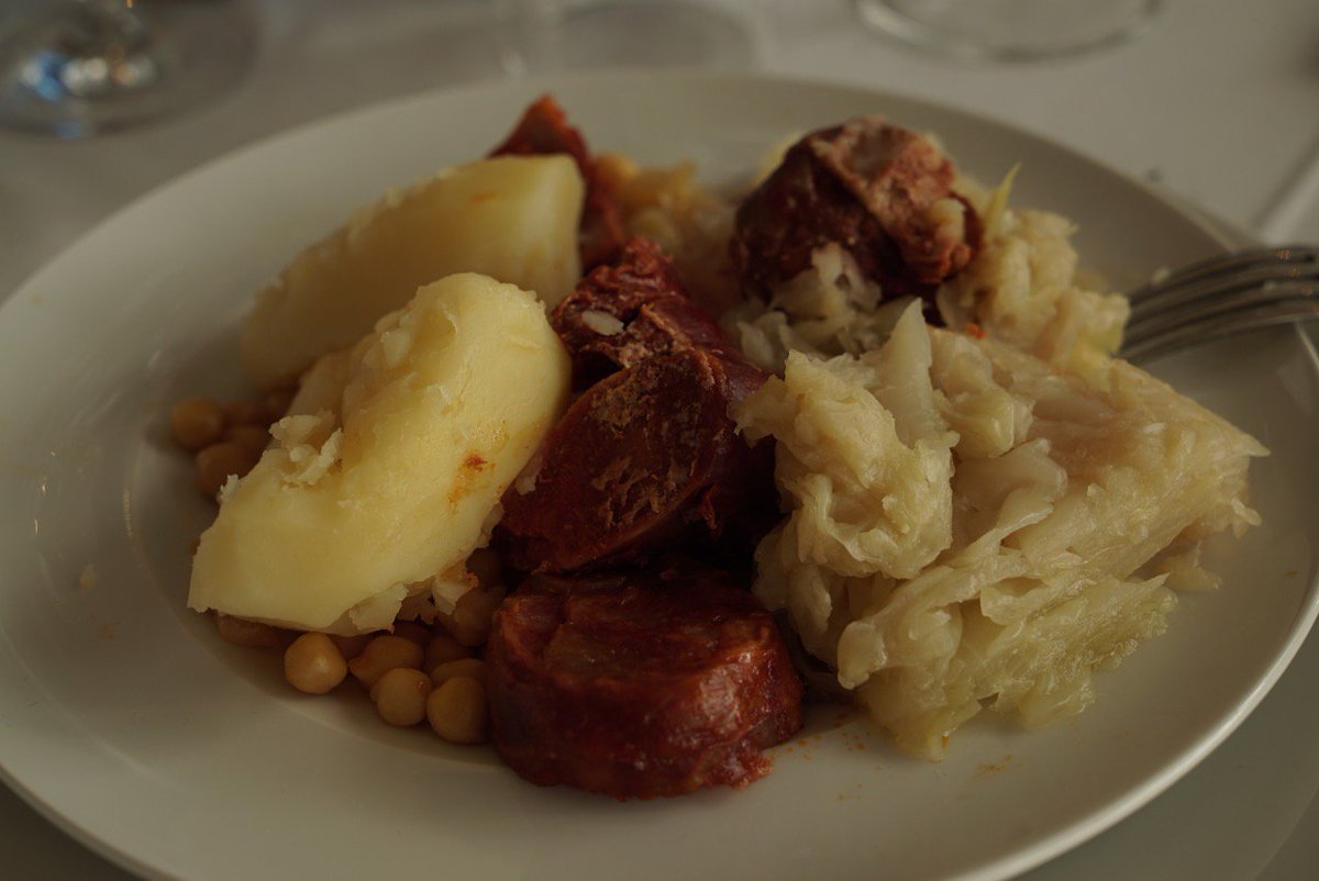 HispanoSuizas's tweet image. Brindamos con todos los compañeros de la prensa especializada en una nueva edición del #Botillo de @HispanoSuizas donde el gran @LeoHarlem fue distinguido como Berciano de honor. Corazones de León latiendo con alegría y entusiasmo en tierra valenciana #vino #cava