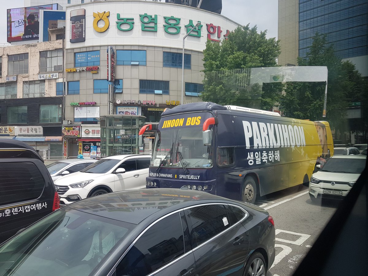 walkingforhooni's tweet photo. #박지훈 #parkjihoon
@SPRITEJELLY0529 @Kepler4Jihoon
[18.05.27 숭례문, 서울역 부근]
버스타고 이동 중에 갑자기 옆에 보인
지훈버스! 바로 자리 옮겨서 창밖으로
내밀고 찍었는데 버스 경로와 비슷해서
내린 후에도 다시 마주쳤다! https://t.co/XWsEfAGqdf