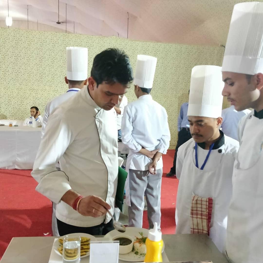 UTDBofficial's tweet photo. Turning up the Festival with a spice by giving a tribute to Annapoorna; Participants taking part in a Masterchef Competition at Tehri Lake Festival 2018.
#TehriLakeFestival2018  #Tehri  #Uttarakhand  #UTDB  #UttarakhandTourism  #MasterChefCompetition https://t.co/t79wygO1Z4