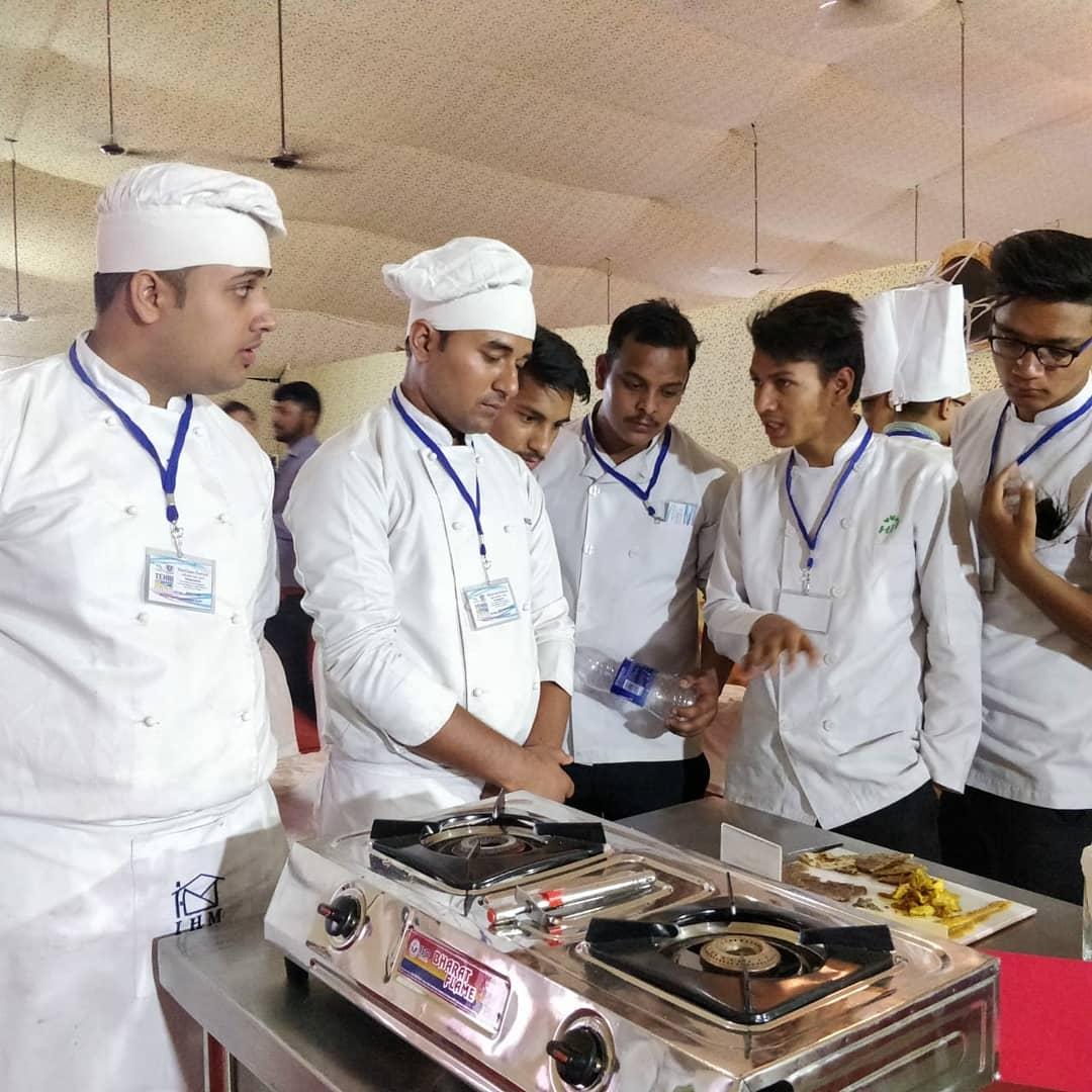 UTDBofficial's tweet photo. Turning up the Festival with a spice by giving a tribute to Annapoorna; Participants taking part in a Masterchef Competition at Tehri Lake Festival 2018.
#TehriLakeFestival2018  #Tehri  #Uttarakhand  #UTDB  #UttarakhandTourism  #MasterChefCompetition https://t.co/t79wygO1Z4