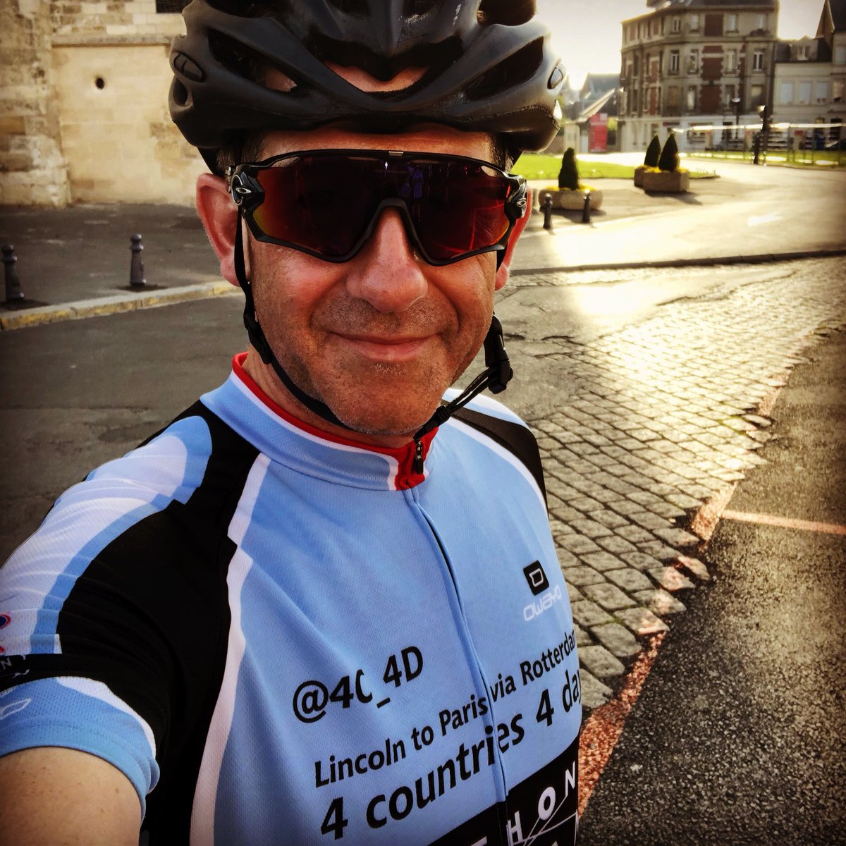 Simon_Mozzer's tweet photo. Last day! 4 countries done, 4 days will be done tonight! Ready for Paris... @4C_4D #HomeStraight @citbmark @JDLskier @GleedsGlobal https://t.co/YN3bK9yu7t