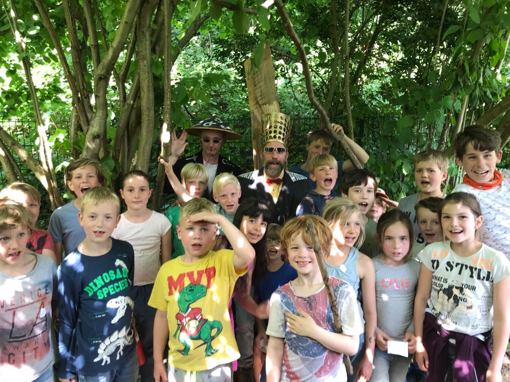 WALHALLAb_NL's tweet photo. Vergeet de Plastic Pretparken...Een week geleden bouwden wij met heel veel kinderen en @WalhallabA #DeGeheimeTuin in #Arnhem. Er wordt nu al veel in gespeeld. Het is er koel en cool! Ga op avontuur @vrijstaatthialf !! Gratis!! https://t.co/6hbLKNNodc