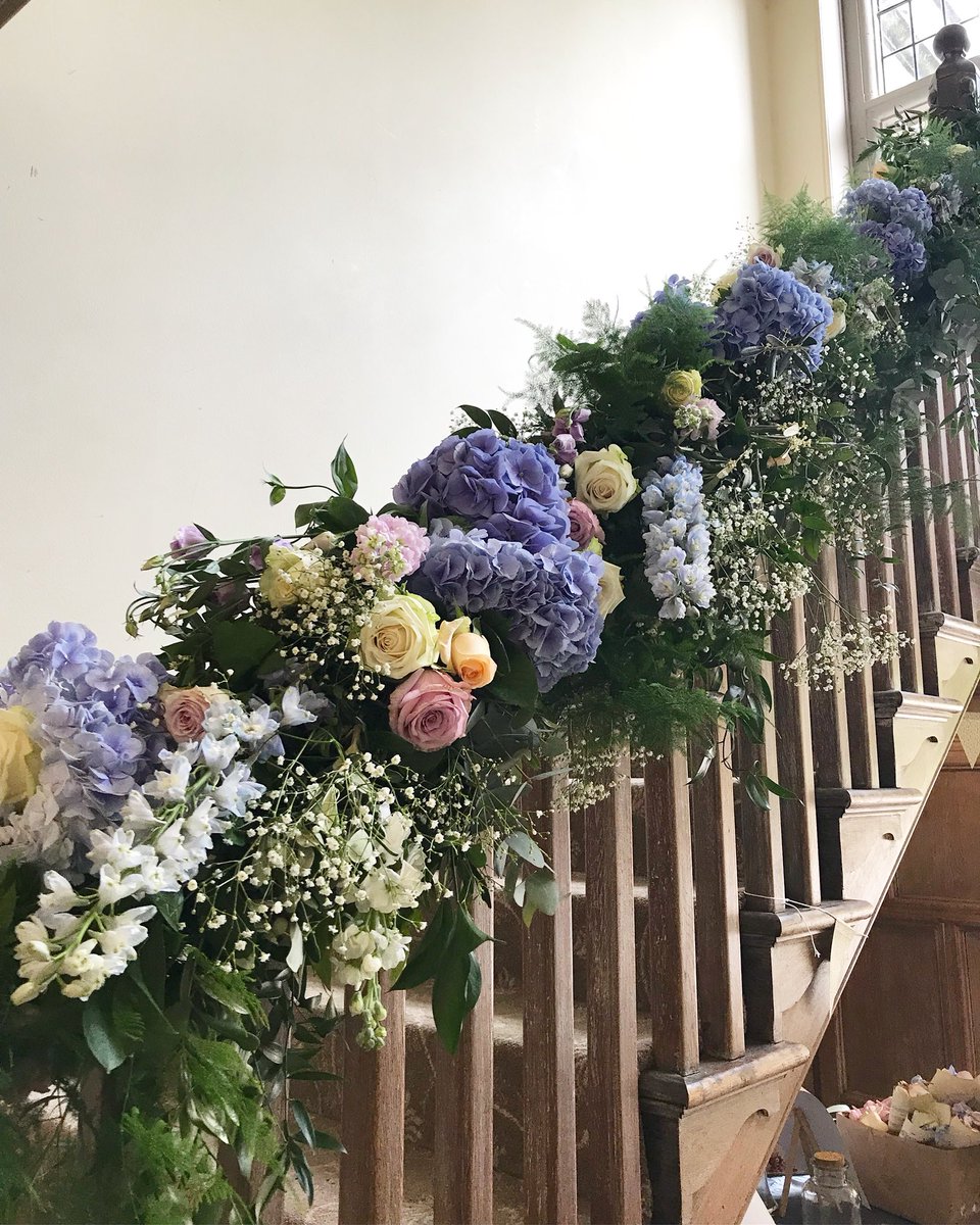 ofthe_wild's tweet photo. Staircase flowers for Lauren &amp; Steve 🙌🏻 @Whirlowbrook 
#sheffieldvenue #realwedding #nofloralfoam #staircaseflowers #florist #SheffieldisSuper https://t.co/vJmn3QXqsA