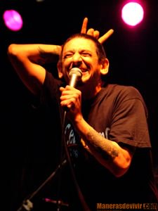 Manerasdevivir's tweet photo. Evaristo Páramos vocalista de @LOSGATILLAZO retenido en el Festival Primavera Trompetera por una denuncia sobre el contenido de las letras de sus canciones https://t.co/VG7Ei2JPin https://t.co/GzE0FyuM3m