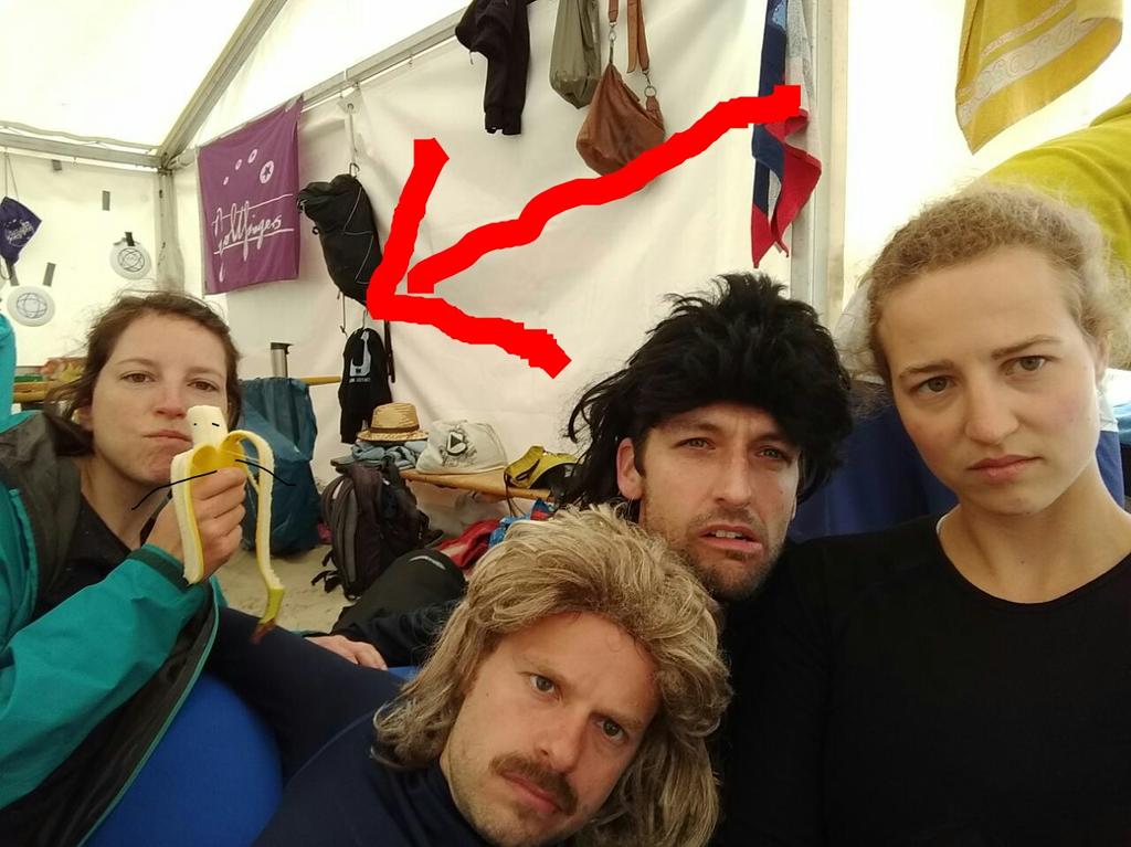 FamFugbaum's tweet photo. .@HundFlachWerfen Bananadog hat die Party überlebt...aber nicht uns #Goldstrand10 https://t.co/LuxFfXk1GL