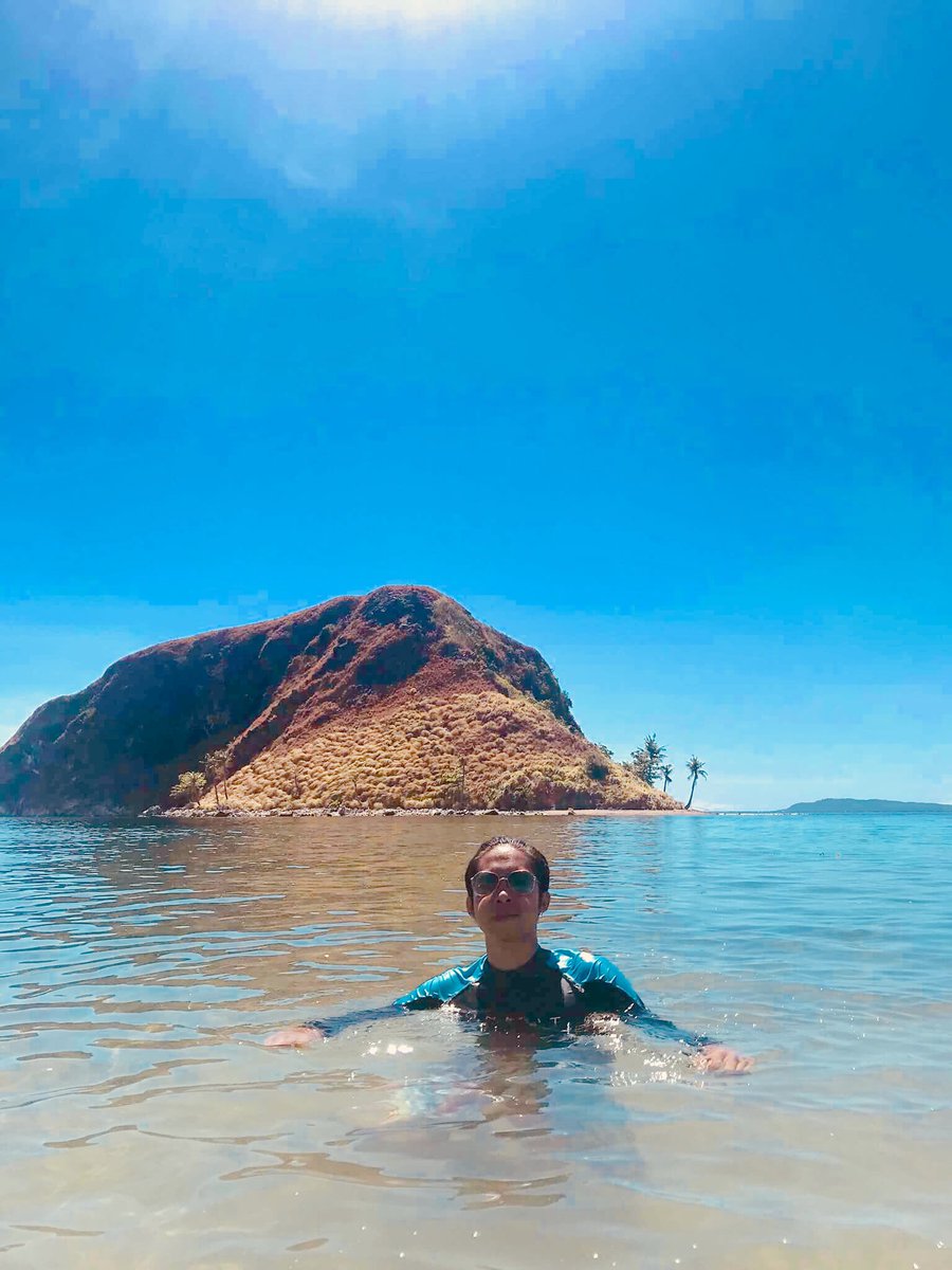 scottivan05's tweet photo. Nilangoy po namin papunta jan sa kabilang isla! Tas pag dating sa kabilang isla inakyat ni @tonythesharky yung bundok! Malapit na sana sya sa taas kaso pinababa namin! Wahaha sorry bro!
#Mararison #Antique https://t.co/GvK01Sur7i