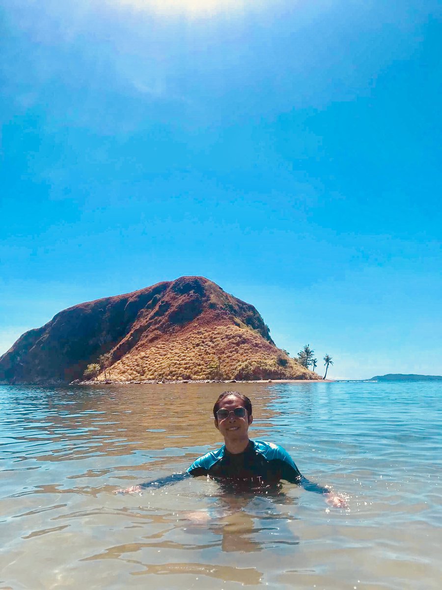 scottivan05's tweet photo. Nilangoy po namin papunta jan sa kabilang isla! Tas pag dating sa kabilang isla inakyat ni @tonythesharky yung bundok! Malapit na sana sya sa taas kaso pinababa namin! Wahaha sorry bro!
#Mararison #Antique https://t.co/GvK01Sur7i