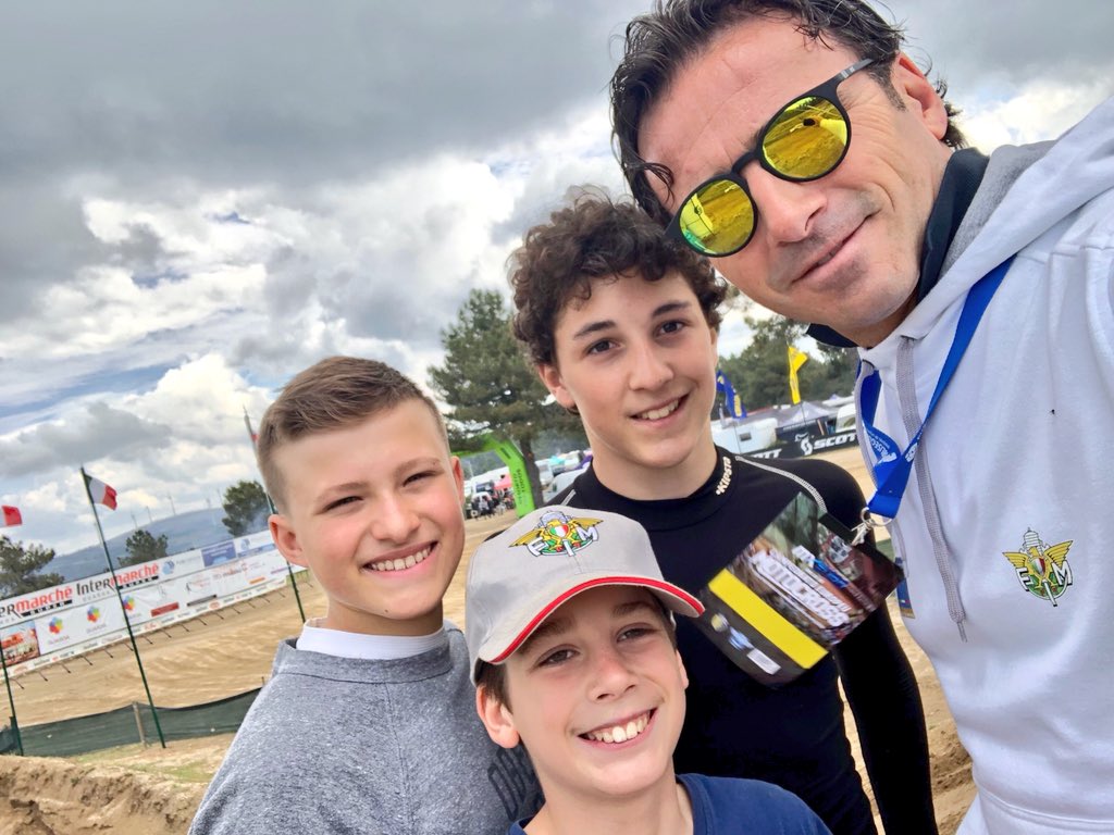 Massi__121's tweet photo. Last walk around before the fight for the podium!!!🇮🇹💪🏻💨🇮🇹✊🏻💨🇮🇹
Ultimo giro a piedi prima della “lotta” per il podio!!! 🇮🇹💪🏻💨🇮🇹✊🏻💨🇮🇹
#SelettivaCampionatoEuropeo #65cc #85cc #FernaoJoanes #Portogallo🇵🇹 #WorkInProgress #FMI #ForzaRagazzi🇮🇹 #Forza🇮🇹 https://t.co/VjE3nOMSNn
