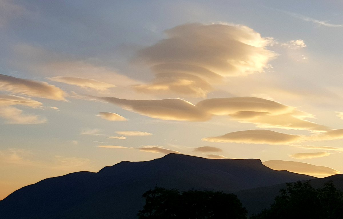 CastleriggHall's tweet photo. #Lenticularclouds over #Blencathra yesterday evening @BlencathraFSC @CumbriaWeather #LakeDistrict https://t.co/smDWf1UGiJ