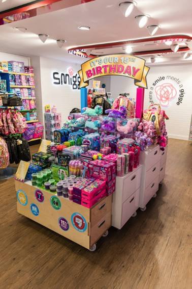 prolight_design's tweet photo. NEW PROJECT! Smiggle Oxford street now open and it looks so good. #Lightingdesign #Lighting #ProlightDesign https://t.co/7anLwsNexz https://t.co/gVKYXvUoCL
