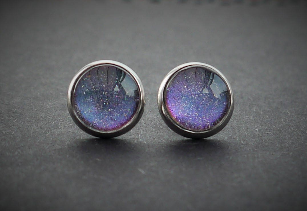 hannahhawken's tweet photo. Dragon Tears earrings anyone?
Stainless steel studs featuring the amazing holographic multichrome polish by Tonic.
https://t.co/OQGHfAVLG8
#indiepolish #nailpolishjewellery #nailpolishearrings #stainlesssteelstuds #tonicpolish #dragontears #rainbowconnectionuk https://t.co/9AKNZSMc9R