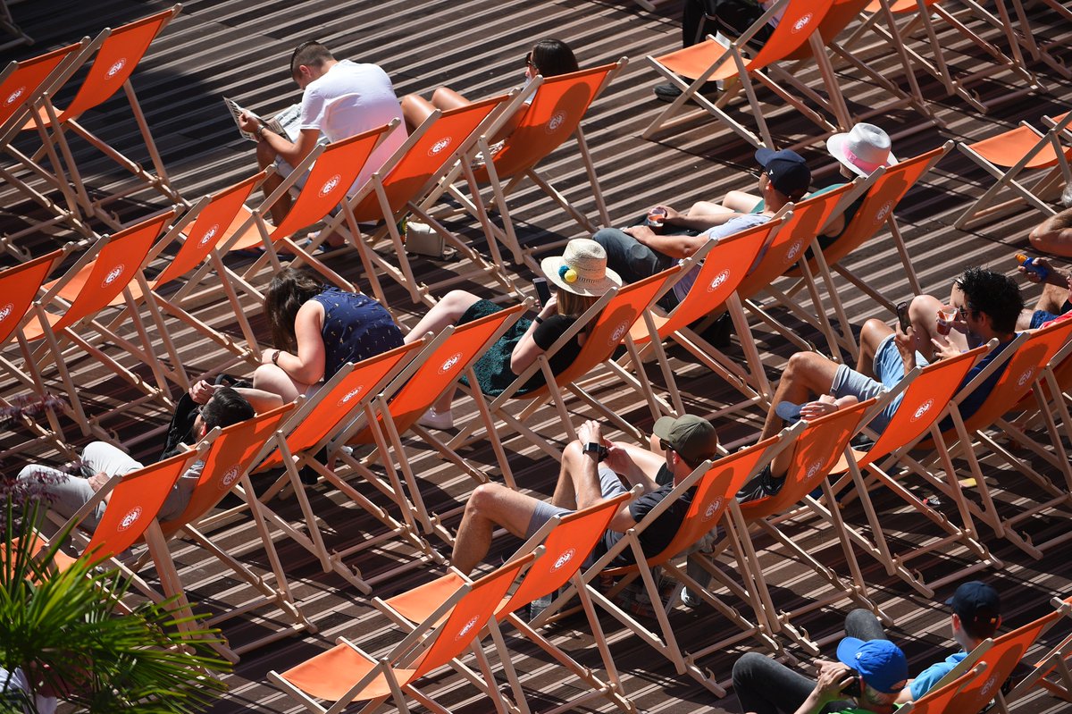rolandgarros's tweet photo. Blue skies. Red clay.

Day one is perfect so far.

#RG18 https://t.co/QsLn58EYH3