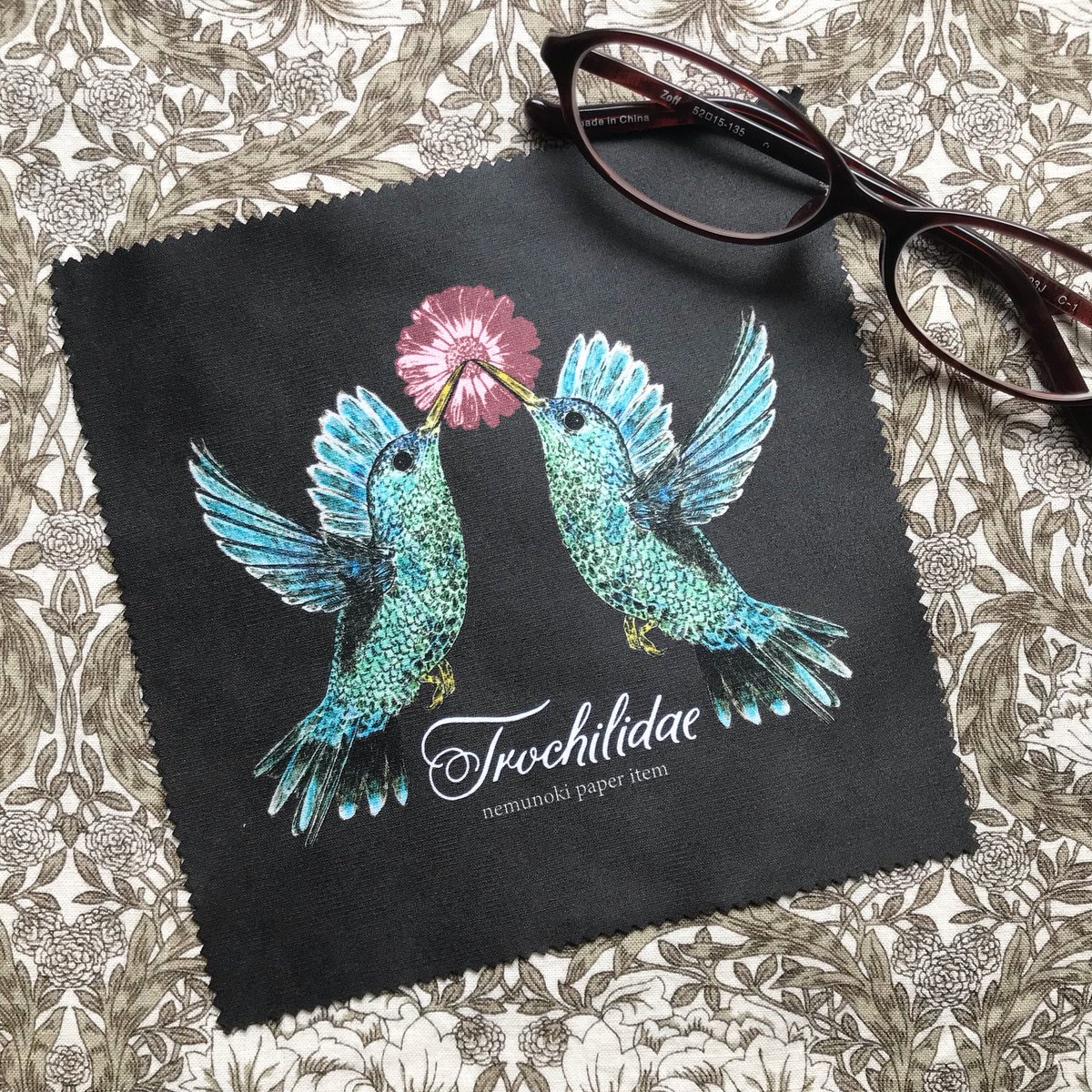 Nemunoki Paper Item 西荻鳥路地おしながき 贈り物にもおすすめのクリーナークロス ハチドリは幸福のシンボルでもあることから 男女問わず喜ばれるモチーフです 一筆箋でメッセージを添えて 父の日のプレゼントにいかがですか とりもの博 でも販売 Nemunoki Paper Item 西荻鳥路地おしながき 贈り物にもおすすめのクリーナークロス ハチドリは幸福のシンボルでもあることから 男女問わず喜ばれるモチーフです 一筆箋でメッセージを添えて 父の日のプレゼントにいかがですか とりもの博 でも販売