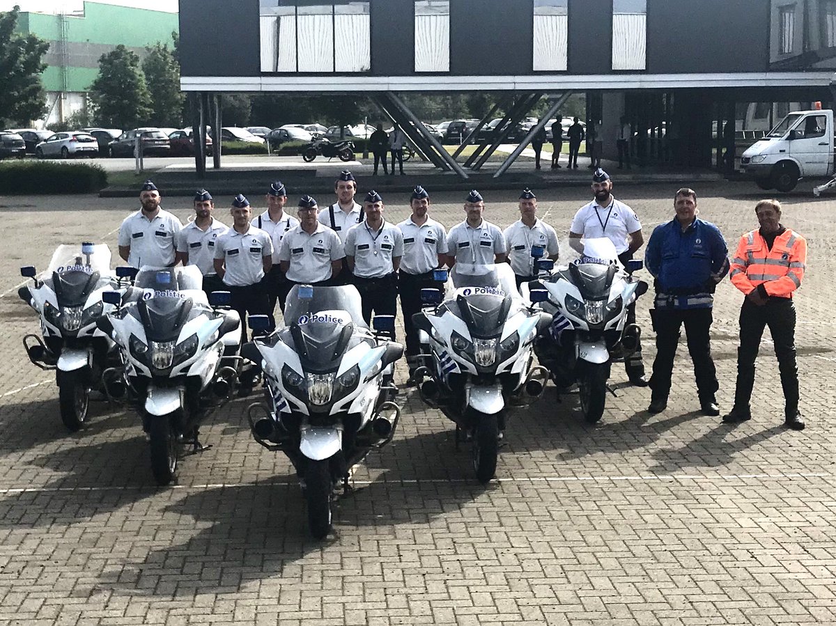 Vrijdag zwaaiden 11 nieuwe motorrijders af! #succes #paulo #politieopleiding