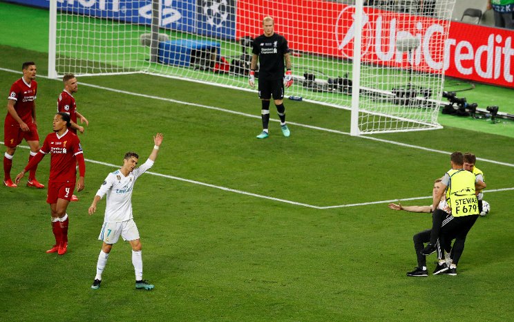 Bolanet's tweet photo. [Video] https://t.co/MWgaqgQIR6 - Gol Ronaldo di Final UCL Dihentikan Invasi Fan https://t.co/koy0IwyFTd