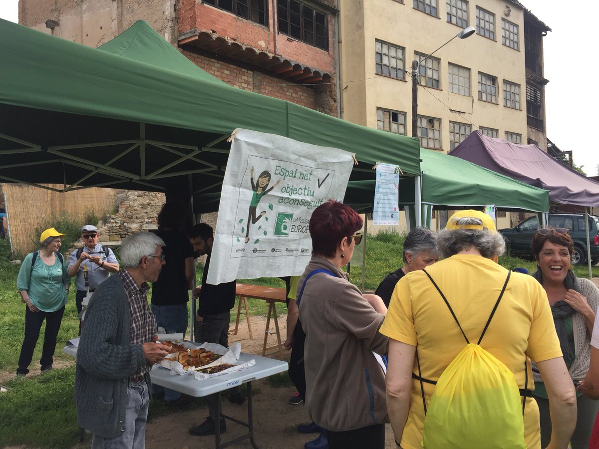 vic_mediambient's tweet photo. Comença la neteja del Méder organitzat pels veïns del riu #LetsCleanUpEurope #letscleanupday https://t.co/xUBofqMtTP