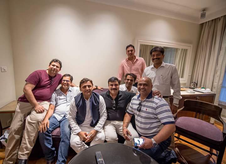 yad_yaduvendra's tweet photo. इंजीनियरिंग के दिन बहुत चमत्कारिक ऊर्जावान सकारात्मक दुनिया मुट्ठी में करने वाले   ऐतिहासिक और अमूल्य होते है लेकिन जन्मदिन मनाना बहुत दुखदायी होता है इंजीनियरिंग समरसता और समाजवाद सिखाती है #engineeringgroup ultimate hote hain @yadavakhilesh @dimpleyadav @aashishsy @thendtv https://t.co/BHDjKxAShj