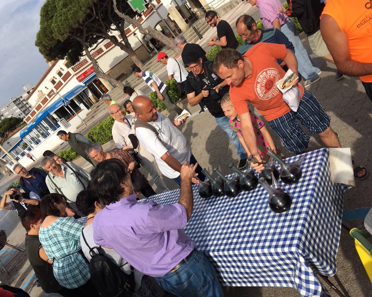 ercblanes's tweet photo. Un any més Els Pins convida la ciutadania a practicar la Tirada a l’art. Una tradició que uneix poble i mar treballant plegats. L’@AngelCanosa hi participa un cop més. #ElsPins #festesdebarri #festapopular #FemCréixerCulturaPopular @Blanes_cat @erc_fedgirona https://t.co/svmPhFaCYx