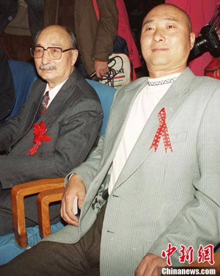 【父子英雄】
那年夏天：
陈强老爷子71岁，
蹬着三轮车，
汗流浃背，
往广场送湿毛巾，
准备对付催泪弹；
那年夏天：
陈佩斯因为拦军车，
被关押好几天，
对此他无怨无悔；
父子俩都是干净人，
这么多年，
不为权贵唱赞歌，
默默坚守道义良知；