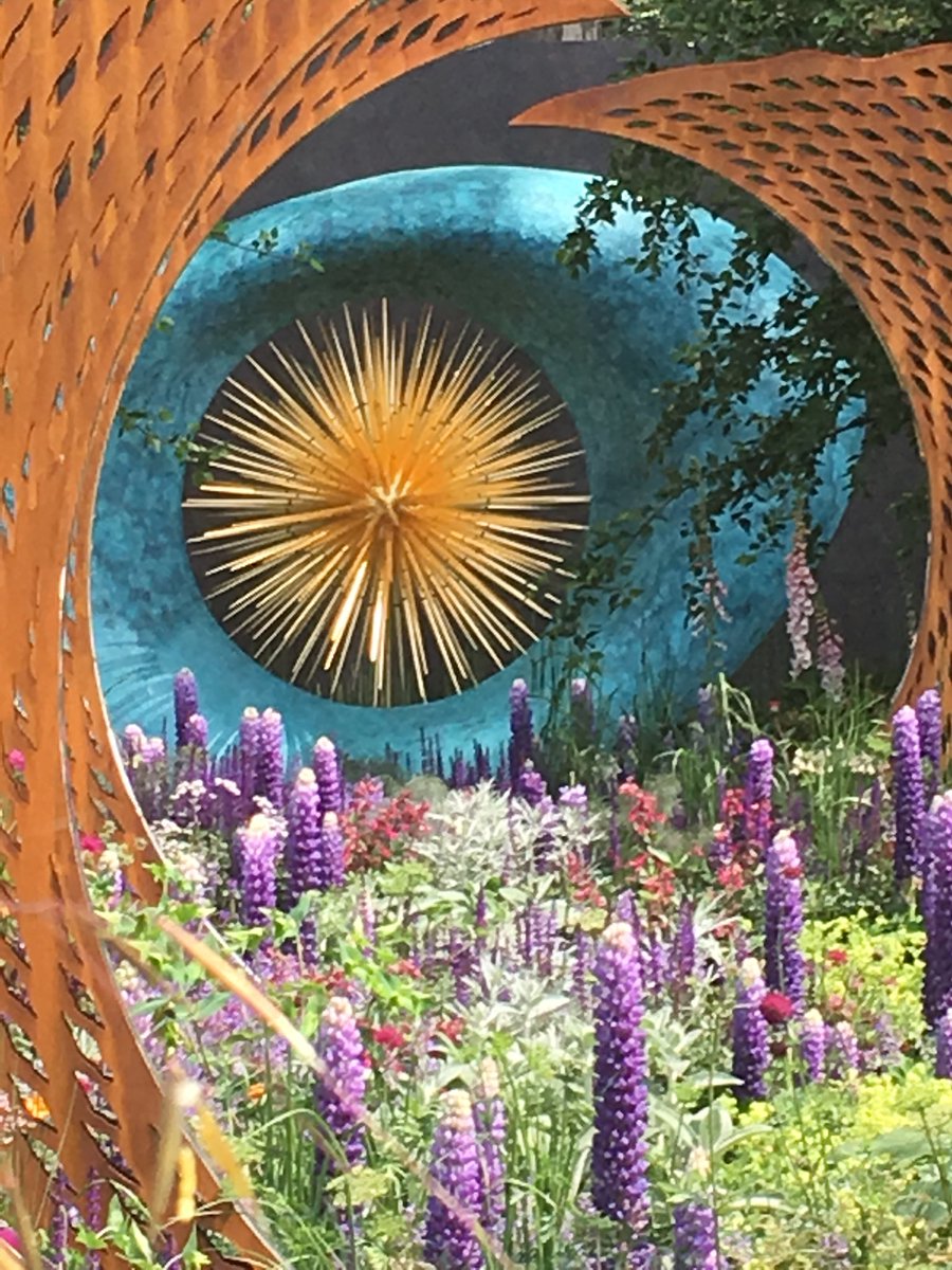 TracyBosanko's tweet photo. What a great week - on hols, then celebrating @theritzlondon and a glorious day #ChelseaFlower2018 https://t.co/55HGbLYAGE