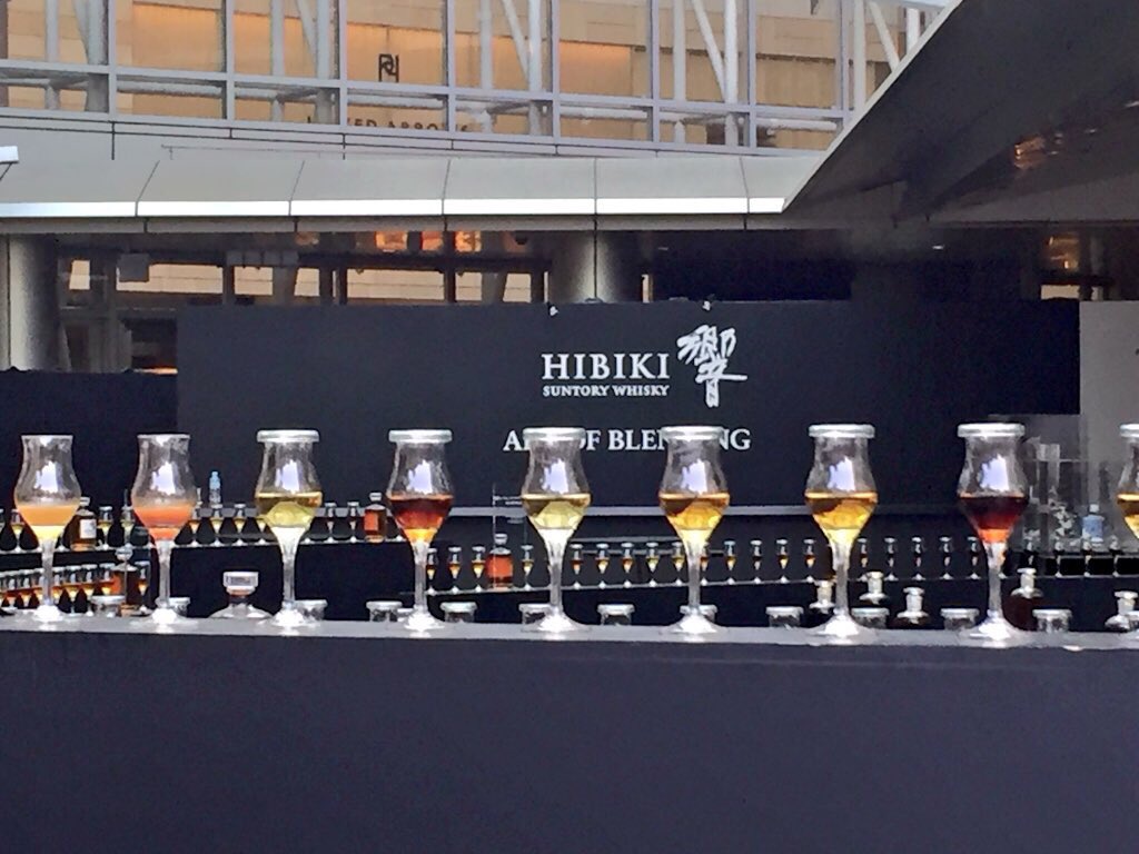 諸戸佑美 六本木アートナイト18 街はアートの夢を見る 六本木ヒルズ 毛利庭園 ランタン 紫陽花 サントリー ウイスキー 響 パフォーマンス 香りの記憶 T Co F2thxaiml2 Twitter