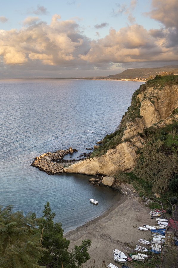 Una balena di oltre 7 milioni di anni fa riaffiora da una roccia a #PizzoCalabro famedisud.it/una-balena-di-… #Calabria #whales #discovery